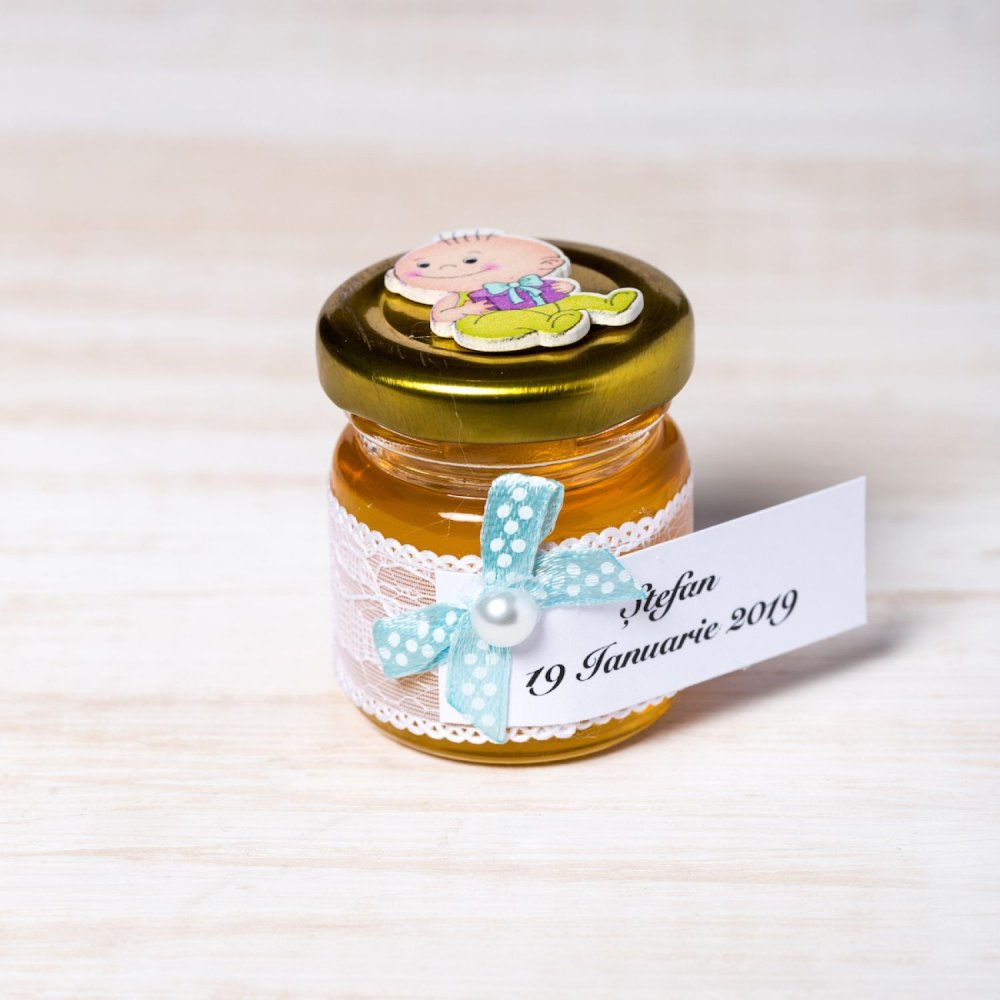 Marturii botez borcanele miere cu dantela alba si figurina baietel