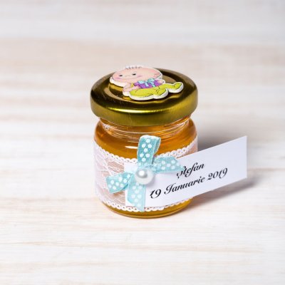 Marturii botez borcanele miere cu dantela alba si figurina baietel