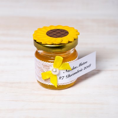 Marturii borcanele miere nunta dantela alba si floarea-soarelui