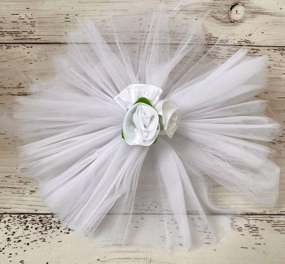 Decor masina nunta tulle alb si trandafiri