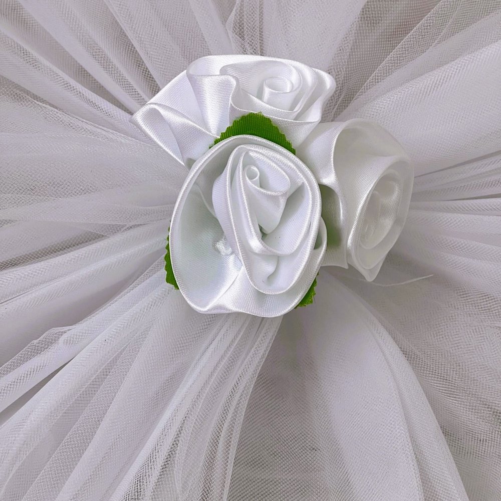 Decor masina nunta tulle alb si trandafiri
