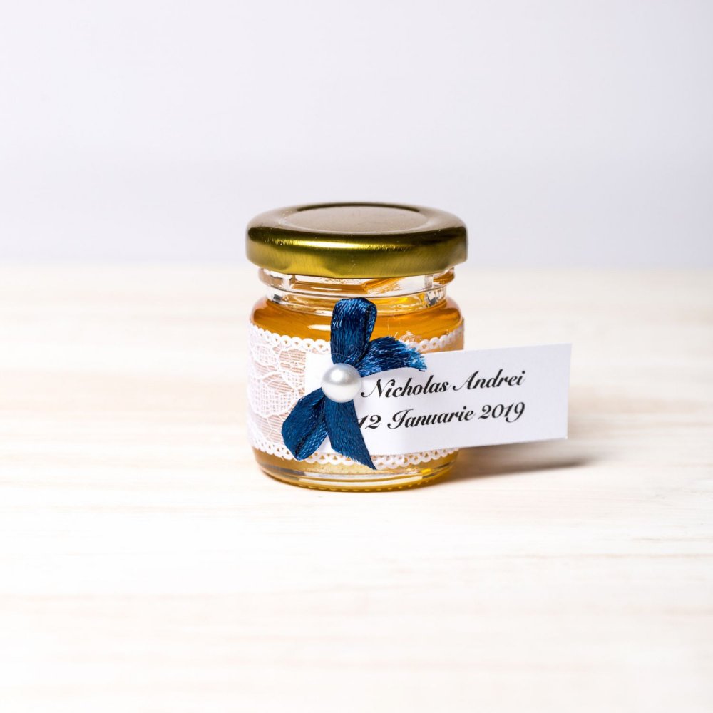 Marturii borcanele miere nunta dantela alba si fundita bleumarin