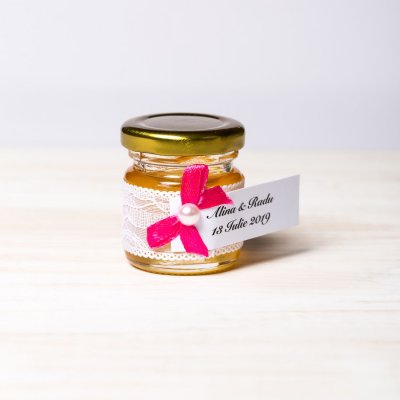 Marturii nunta borcanele miere cu fundita fucsia