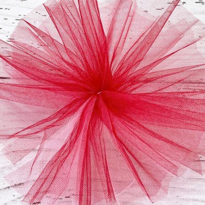 Decor masini din tulle grena