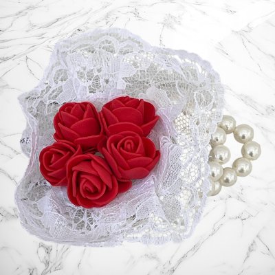 Corsaj margele buchet trandafiri rosii si dantela