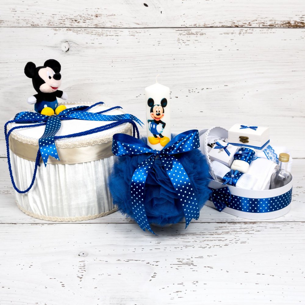 Set botez Mickey Mouse cutie hainute, trusou si lumanare decor albastru cu buline