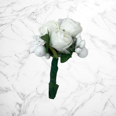 Cocarde invitati nunta trandafiri ivory