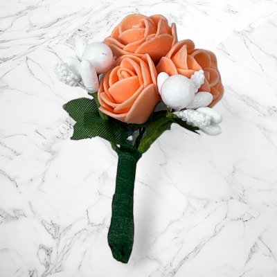 Cocarde invitati nunta trandafiri peach fuzz
