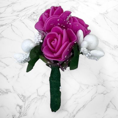 Cocarde invitati nunta trandafiri fucsia