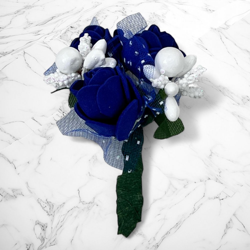 Cocarde invitati nunta trandafiri indigo