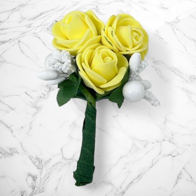 Cocarde invitati nunta trandafiri galbeni