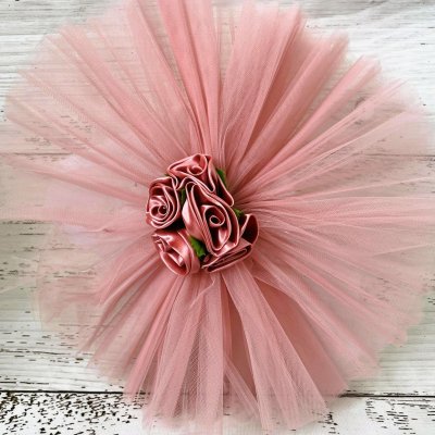 Decor masina nunta tulle si trandafiri roz pudra