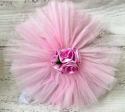 Decor masina nunta tulle si trandafiri roz