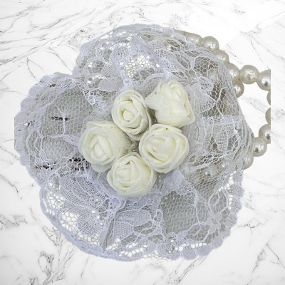 Corsaj margele buchet trandafiri albi si dantela