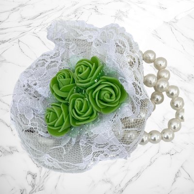 Corsaj margele buchet trandafiri verzi si dantela
