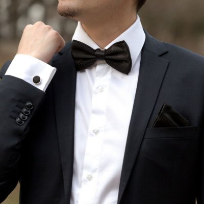Set papion, batistă și butoni pentru bărbați: eleganță la ocazii speciale