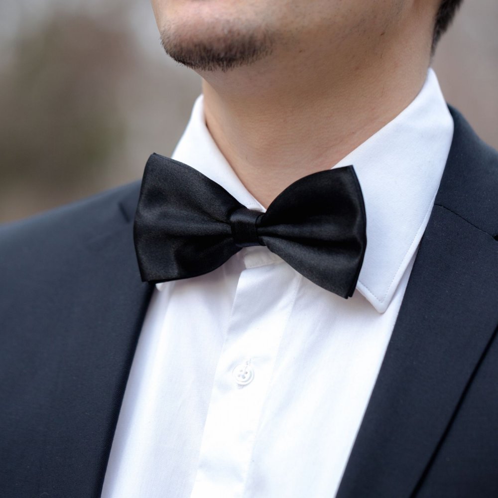 Papion satinat negru