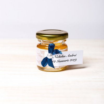 Marturii borcanele miere botez dantela alba si fundita bleumarin