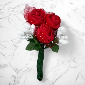 Cocarde invitati nunta trandafiri rosii