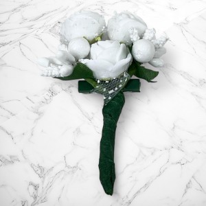 Cocarde invitati nunta trandafiri albi