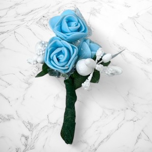 Cocarde invitati nunta trandafiri bleu