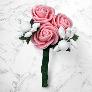 Cocarde invitati nunta trandafiri roz pudra